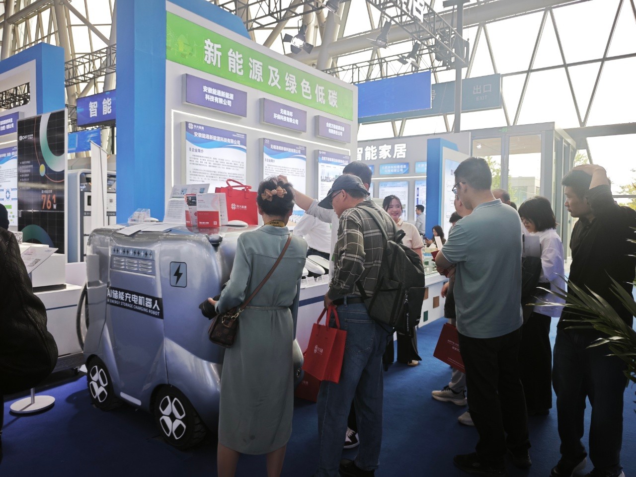 新华网报道科大能通AI储能充电机器人