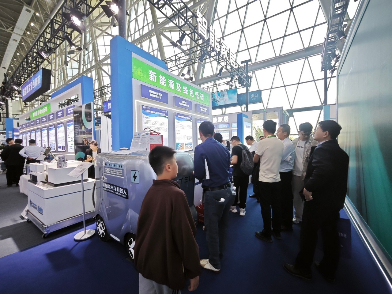 新华网报道科大能通AI储能充电机器人