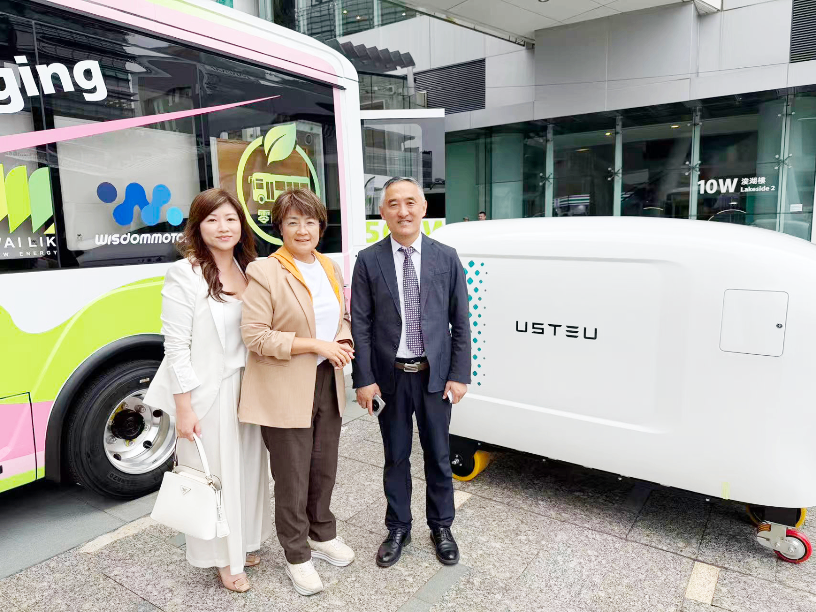 香港立法会议员方国珊女士与USTEU董事长陶旭、CEO&nbsp;Sherry Cheung&nbsp;合影